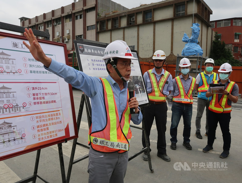 高雄市副市長林欽榮(前)19日視察中博高架橋完成拆除及目前工程施工進度,聽取鐵道局南部工程處高雄願景館遷移工程進度。中央社記者王淑芬攝 110年4月19日