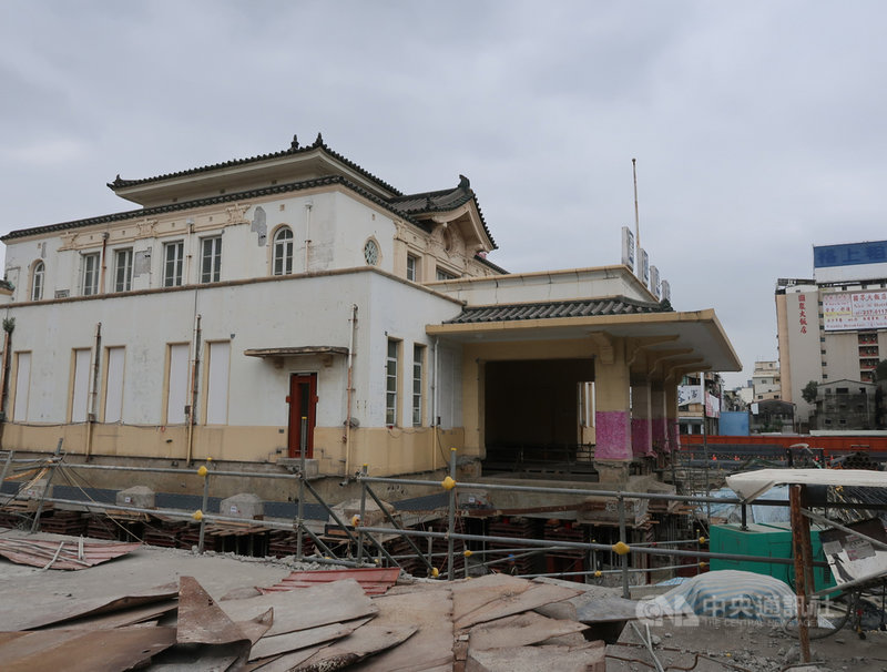 高雄市政府及鐵道局規劃2022年初要讓目前扮演「高雄願景館」的帝冠建築回娘家,帝冠建築會以拉縴的方式遷回高雄車站,定位在中山、博愛路的中軸線,讓這座見證高雄人的車站地標建築繼續承載著城市的演進與脈動。中央社記者王淑芬攝 110年4月19日