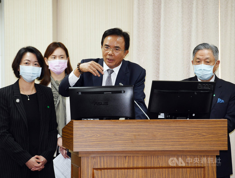立法院聯席會議19日初審通過中華民國(台灣)政府與貝里斯政府刑事司法互助條約案;法務部次長蔡碧仲(前中)表示,這對台灣參與全球打擊跨境犯罪等深具意義,也是台灣簽署的第7個刑事司法互助條約(協定)。右為同台備詢的外交部次長田中光。中央社記者施宗暉攝 110年4月19日