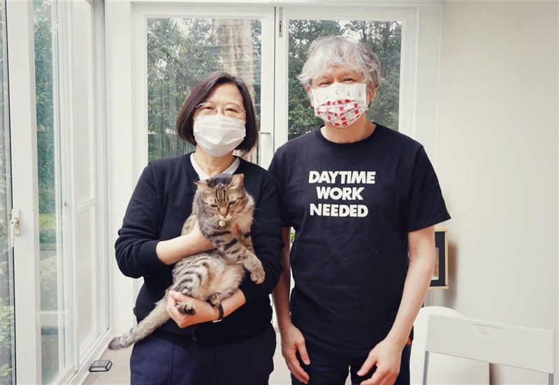 總統蔡英文(左)和愛貓蔡想想、日本當代藝術家奈良美智(右)合照。(圖取自facebook.com/tsaiingwen)