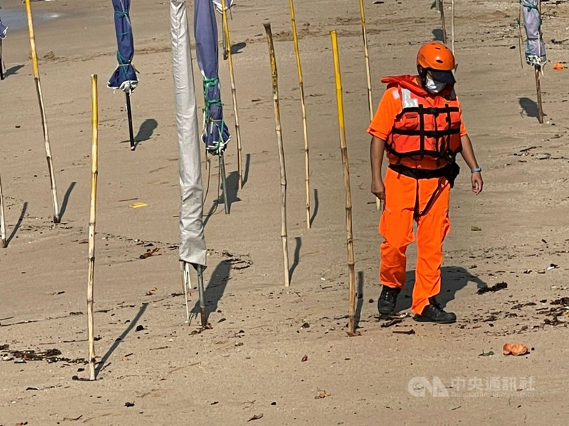 受到颱風舒力基影響,19日墾丁地區有長浪預警,墾丁國家公園管理處及岸巡人員依規定插旗示警,並管制沙灘海岸遊客。(民眾提供)中央社記者郭芷瑄傳真 110年4月19日