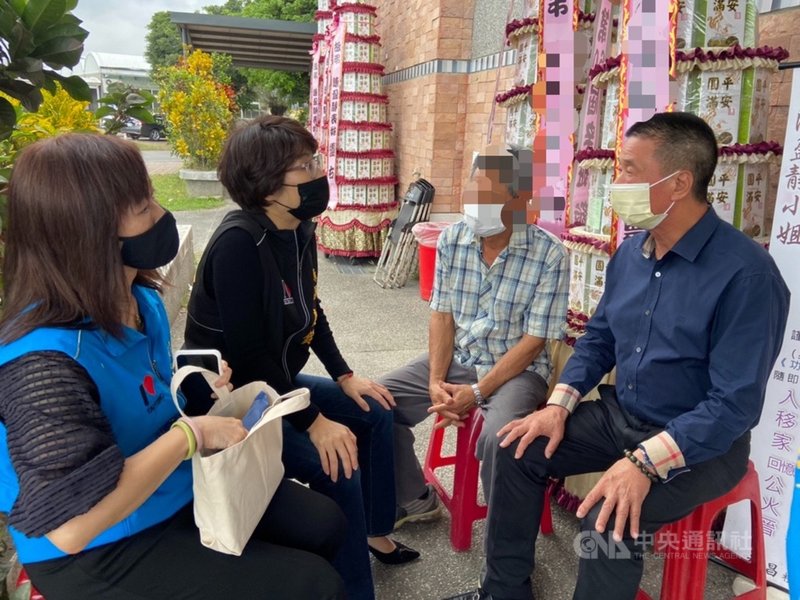太魯閣號事故台東縣捐款專戶約新台幣1300萬元,除捐贈者指定用途,已轉發慰問金給8名台東縣罹難者家屬,61名傷者慰問金預計本週發完。圖為縣長饒慶鈴(左2)慰問罹難者家屬。(台東縣政府提供)中央社記者李先鳳傳真 110年4月19日