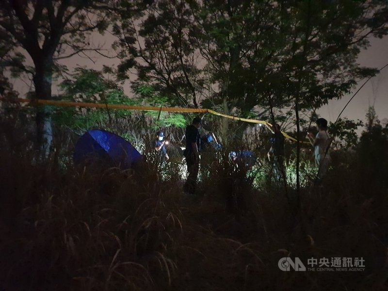 一名移工18日到南投縣草屯鎮植物公園玩空拍機,空拍機失控掉落草叢,移工找尋時意外發現一具乾屍,嚇得趕緊向附近警局報案,警方立即封鎖現場採證,19日報請南投地方檢察署會同法醫師相驗。(民眾提供)中央社記者蕭博陽南投縣傳真 110年4月19日