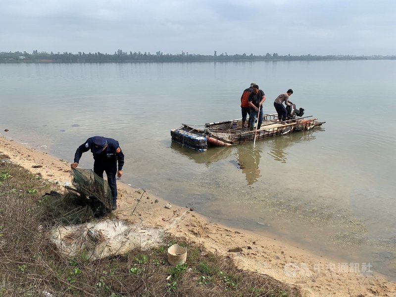 金門慈湖濕地蘊含豐富魚、蝦,吸引許多水鳥棲息覓食,更是許多候鳥度冬重要棲息地,也是著名的賞鳥勝地。金門國家公園管理處每天都會派員巡查,加上古寧頭區保育巡查員、國家公園警察每週或不定時巡邏,慈湖濕地非法架設漁網相對減少。(金門國家公園提供)中央社記者黃慧敏傳真 110年4月19日