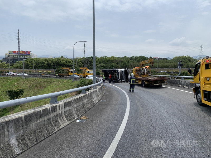 一輛載運廢土大貨車19日行經國道1號南下頭屋出口匝道時,過彎側翻,駕駛受傷送醫。國道警方為排除事故現場,一度封閉匝道,下午1時20分恢復通行。(民眾提供)中央社記者管瑞平傳真 110年4月19日