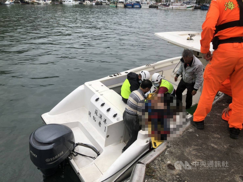 2名釣客19日下午在宜蘭縣頭城鎮烏石港落海,其中1人經送醫急救後已恢復意識,另1人則沒有大礙。(讀者提供)中央社記者王朝鈺傳真 110年4月19日