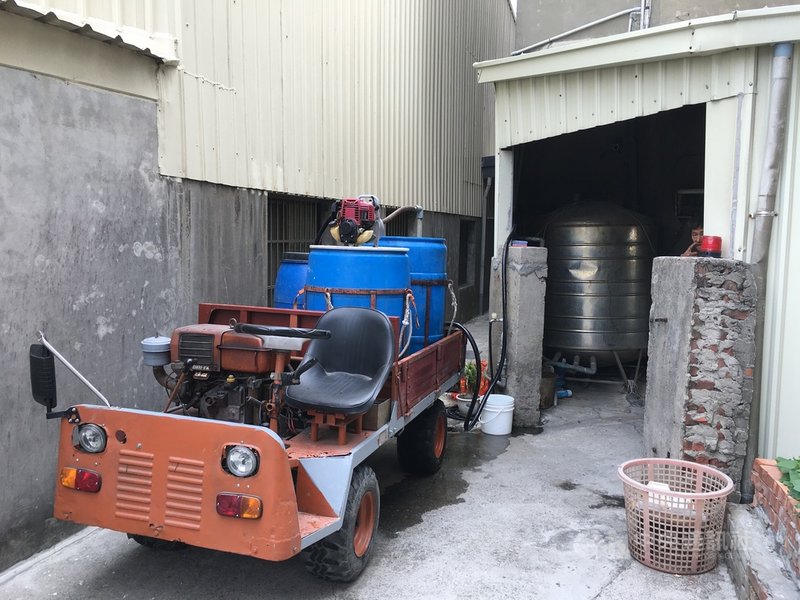 台中市大甲區有住戶因乾旱水井抽不到水,只能以車載水使用。(吳敏濟提供)中央社記者趙麗妍傳真 110年4月19日