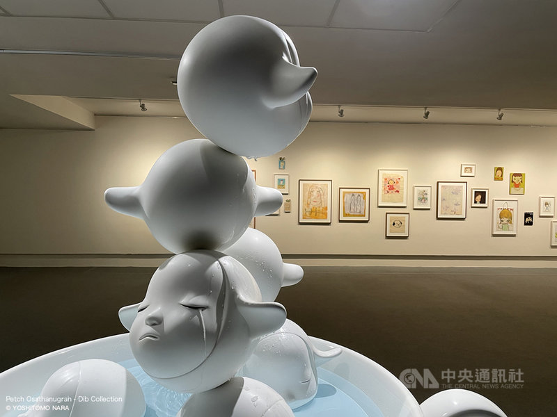 日本當代藝術家奈良美智首度來台開展,3月開幕就吸引大批人潮到場觀賞,連週邊商品都售罄。(文化總會提供)中央社記者葉冠吟傳真 110年4月19日