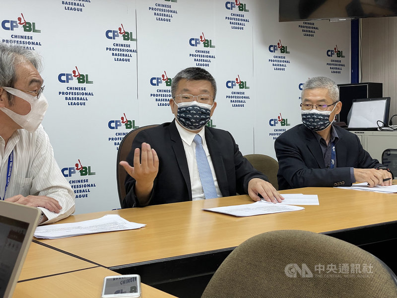 中華職棒19日召開領隊會議,針對自由球員(FA)制度有新的共識,中職會長蔡其昌(中)宣布,為活絡自由球員市場,參照其他國家職業棒球制度,將球員分為A、B級,A級球員維持現有補償,B級球員僅需轉隊費補償。中央社記者謝靜雯攝 110年4月19日
