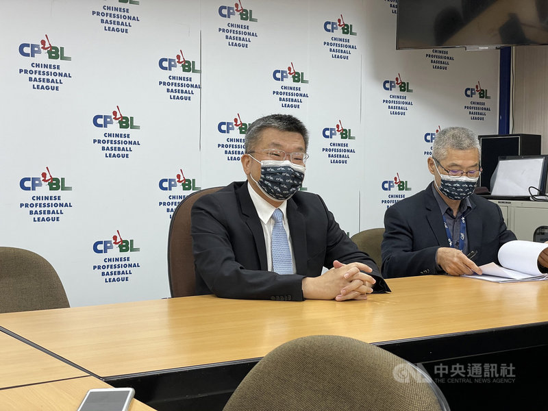中華職棒19日召開領隊會議,關於奧運棒球6搶1最終資格賽及中職賽程安排,會長蔡其昌(左)表示,若奧運棒球6搶1資格賽如期舉行,中華隊預計6月7日報到,中職上半季最後一週賽事將延後舉行,中職明星賽則暫定7月17、18日舉行。中央社記者謝靜雯攝 110年4月19日