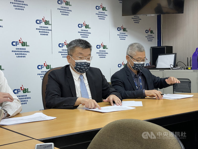 中華職棒19日召開領隊會議討論酒駕懲處,會長蔡其昌(左)表示,共識是要展現「酒駕零容忍」態度,隊職員涉酒駕最輕調整為禁賽10場、至少罰新台幣10萬元,最重處罰將在條文細節修正後宣布。中央社記者謝靜雯攝 110年4月19日
