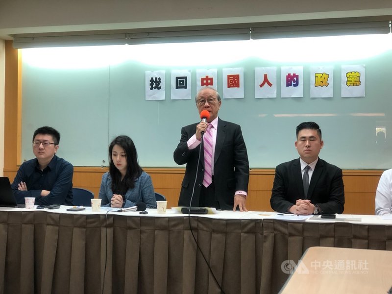 新黨榮譽主席郁慕明(中)19日表示,新黨主席吳成典接納台獨人士,背棄新黨理念,對於新黨榮譽主席的頭銜,他引以為恥,決定退回。中央社記者王承中攝 110年4月19日