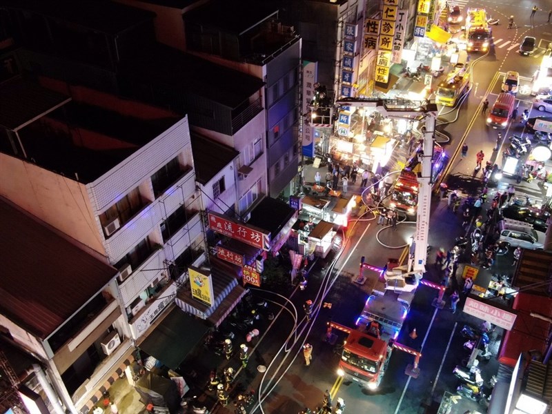 台中市中區一處住宅18日晚間發生火警,消防局到場撲滅火勢,並救出3名未成年孩童,但3人皆命危,另有1名58歲男子燒燙傷,4人都被送醫救治。(台中市消防局提供)中央社記者蘇木春傳真 110年4月19日