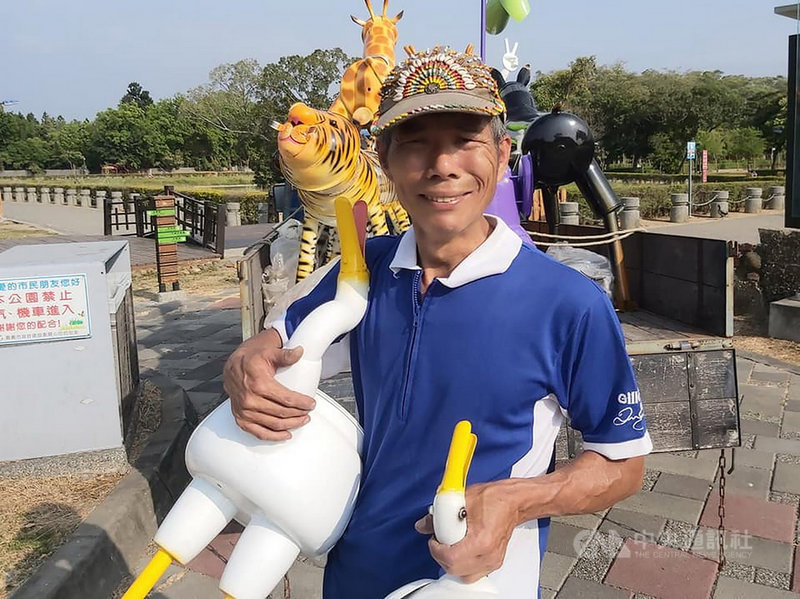 「嘉義鐵孩子」藝術家賴銘傳利用廢棄鍋碗瓢盆創作裝置藝術,17日配合嘉義市環保局的活動,在嘉義市北香湖公園展出老虎、長頸鹿等不鏽鋼裝置作品約20件。(賴銘傳提供)中央社記者黃國芳傳真 110年4月19日