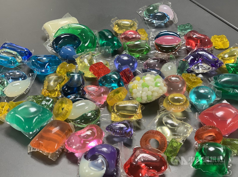 行政院消費者保護處19日舉行記者會指出,美國曾發生誤食像糖果的洗衣膠囊中毒,甚至致死,台灣也有人誤食,消保處購樣32件產品檢視,17件警語標示不合格,已限期改善。(行政院消保處提供)中央社記者楊淑閔傳真 110年4月19日