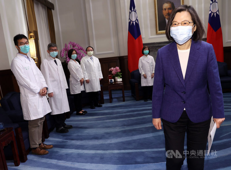 總統蔡英文(右)19日上午在總統府接見第9屆台灣兒童醫療貢獻獎得獎者,蔡總統表示,兒童在今天台灣社會是最珍貴資產,尤其在少子化過程,每一個小孩都是寶貝,她非常感謝大家願意投入兒童醫學,讓台灣的下一代有健康、快樂、平安的成長過程。中央社記者鄭傑文攝 110年4月19日