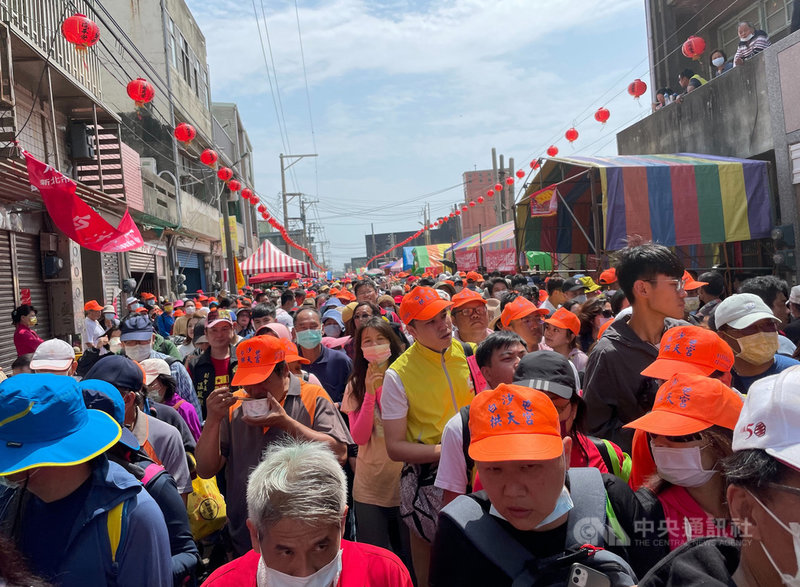 苗栗縣通霄鎮白沙屯拱天宮媽祖前往北港進香活動,歷經8天7夜長征,19日回宮,大批信眾再度塞爆拱天宮周邊。(民眾提供)中央社記者管瑞平傳真 110年4月19日