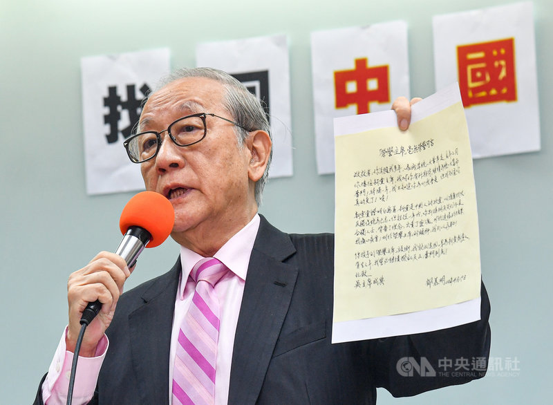 新黨前主席郁慕明(圖)19日舉行記者會,宣布退回新黨榮譽主席頭銜,並怒斥新黨現任主席吳成典背棄理念。中央社記者鄭清元攝 110年4月19日