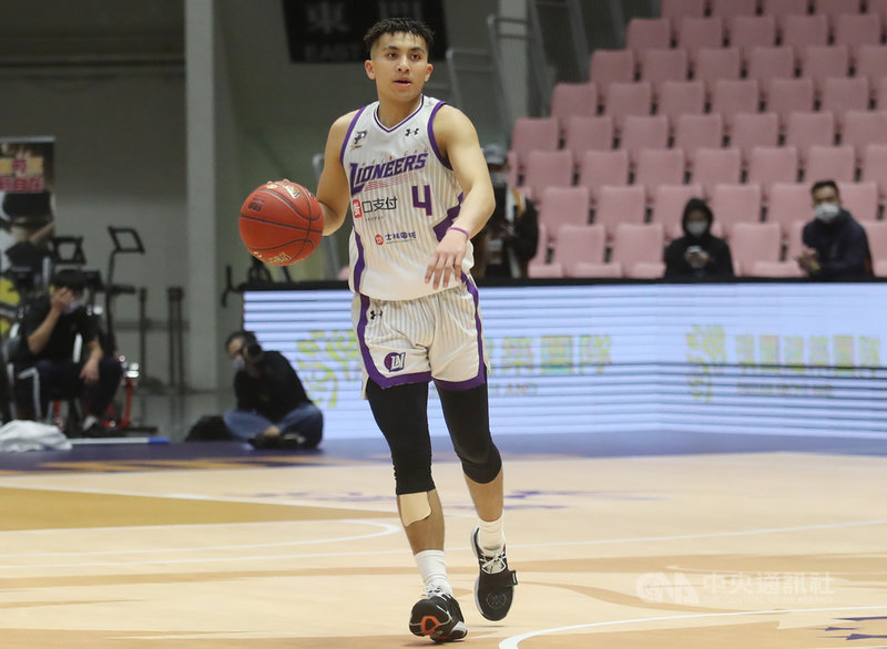 台灣職業籃球聯盟P. LEAGUE+(簡稱PLG)19日公布首季年度新人王獎項,新竹街口攻城獅後衛高國豪(圖)攻守兩端數據亮眼,擊敗福爾摩沙台新夢想家後衛林俊吉,獲得新人王殊榮。圖為高國豪1月31日出賽畫面。中央社記者張新偉攝 110年4月19日