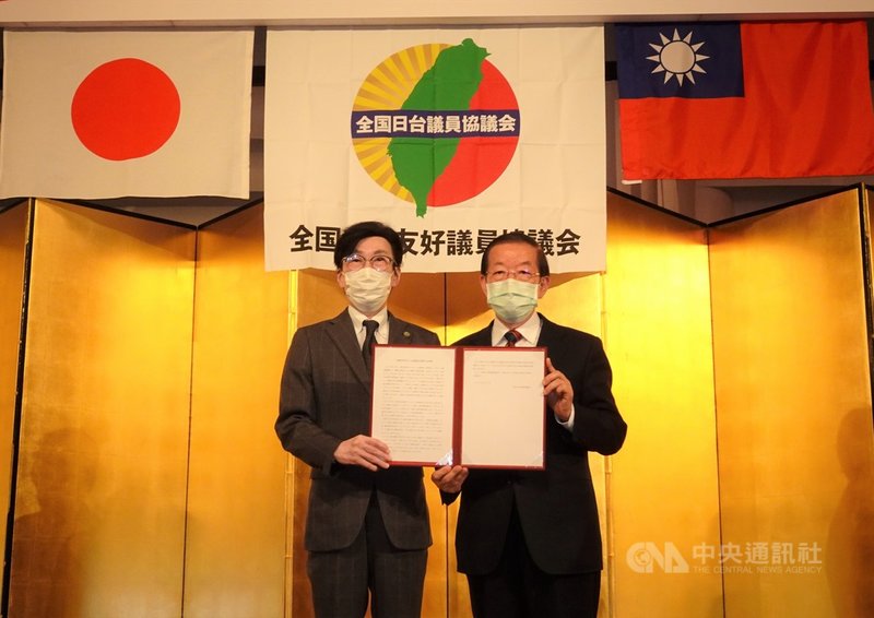 日本全國日台友好議員協議會定期總會19日在橫濱召開,做出支持台灣以正式身分參加世界衛生組織(WHO)決議,由大阪市議員永井啟介將決議文遞交給謝長廷(右)代為收下。中央社記者楊明珠橫濱攝 110年4月19日