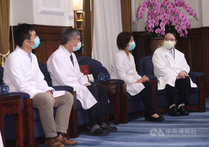 總統蔡英文19日上午在總統府接見第9屆台灣兒童醫療貢獻獎得獎者,包括焦點貢獻獎李國森醫師(右)等人。中央社記者鄭傑文攝 110年4月19日
