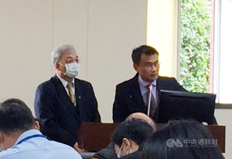 農委會主委陳吉仲(右)19日在立法院表示,針對日本2年後將排放福島核電廠廢水入海,除魚體檢驗由109年208件增至110年500件、水樣監測點4季採樣由20處增至95處,再增加監測浮游生物、仔稚魚,對照2年後排放監測資料使用。中央社記者楊淑閔攝 110年4月19日