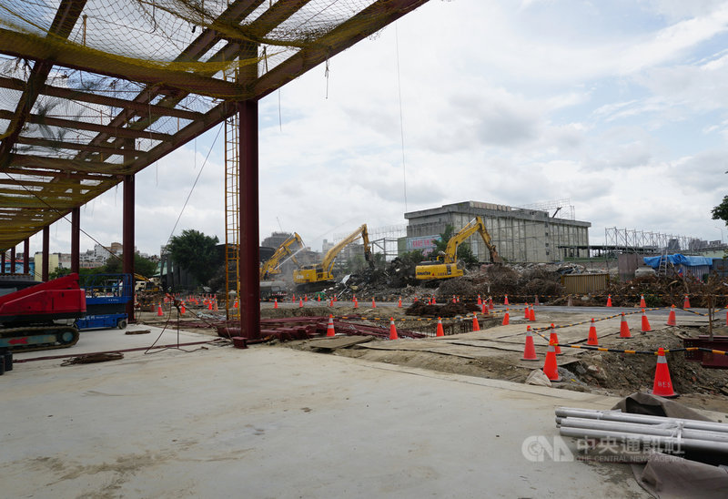 台北市議員王世堅質疑,台北第一果菜批發中繼市場工程延宕,北市府稱4月完工,6月讓攤商進駐,但現場仍是工地。新工處19日表示,受法規等因素影響,預定9月底才完工。中央社記者劉建邦攝 110年4月19日