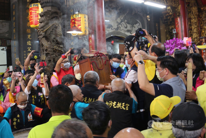 苗栗縣通霄鎮白沙屯拱天宮媽祖前往北港進香活動,歷經8天7夜長征,19日回宮,裝放自北港帶回百年不滅香火的香擔被護送進拱天宮。中央社記者管瑞平攝 110年4月19日