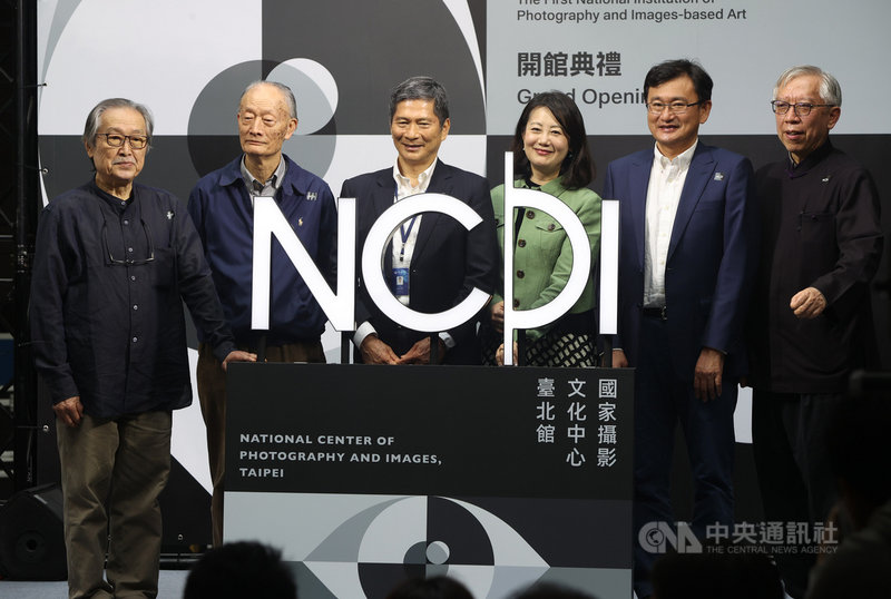 國家攝影文化中心台北館19日在文化部長李永得(左3)、國立台灣美術館長梁永斐(右)、資深攝影家莊靈(左2)、張照堂(左)等人見證下舉行開館典禮。中央社記者鄭傑文攝 110年4月19日