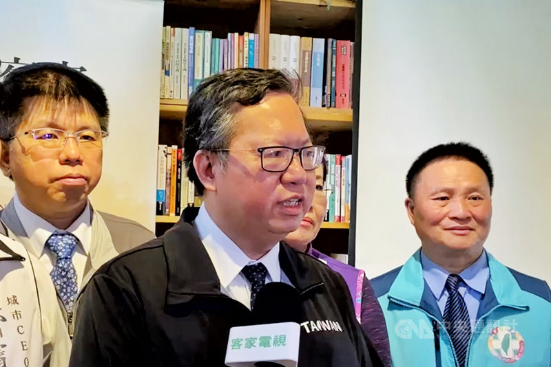桃園市長鄭文燦(中)19日談及美國對台灣軍售表示,除非放棄國防、不要武器,繼續用50年前裝備,否則台灣還是需要在國防更新、自主。中央社記者吳睿騏桃園攝 110年4月19日