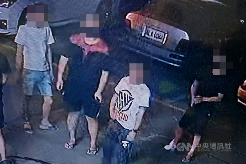 台南市歸仁警分局19日宣布偵破發生於17日下午的2名男子當街遭砍傷案,6名嫌疑人及3輛作案用車輛陸續到案。(讀者提供)中央社記者楊思瑞台南傳真 110年4月19日