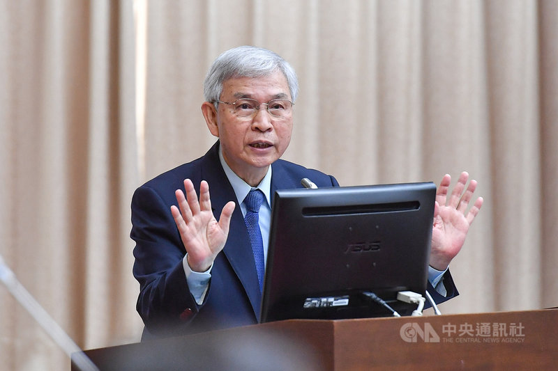 立法院財政委員會19日邀請中央銀行總裁楊金龍就「選擇性信用管制措施執行情形」進行專題報告,並備詢。中央社記者鄭清元攝 110年4月19日