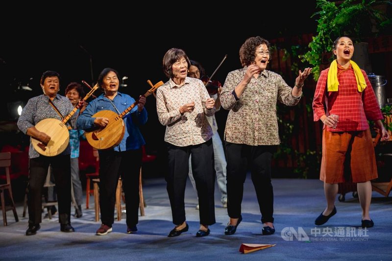 恆春民謠音樂劇「半島風聲 相放伴」,繼「2019半島歌謠祭」首演後,陸續於屏東演藝廳及台北花博舞蝶館演出,佳評如潮。(屏東縣政府提供)中央社記者郭芷瑄傳真 110年4月19日