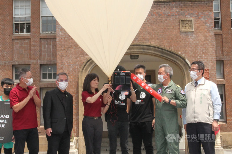 國立成功大學19日舉辦110年全大運聖火升空典禮,由校長蘇慧貞(前左3)將電子聖火搭載於探空氣球後升空。中央社記者楊思瑞攝 110年4月19日