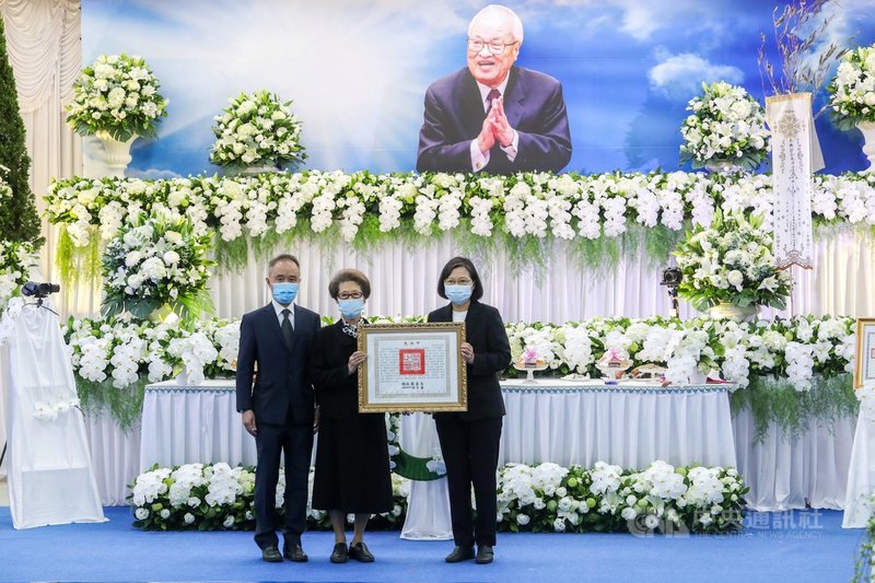 國民黨中評會主席團主席、前考試院長許水德辭世,19 日在台北市立第一殯儀館舉行告別式,總統蔡英文(右)頒發褒揚令,由家屬代表接受。中央社記者裴禛攝 110年4月19日