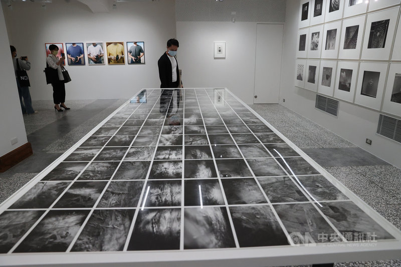 國家攝影文化中心台北館19日舉辦開館典禮,20日正式對外開放。國家攝影文化中心以多元、複數的文化觀點,建構台灣攝影與影像藝術發展脈絡,至今已收藏超過1萬1000件以上的攝影作品及檔案。中央社記者鄭傑文攝 110年4月19日