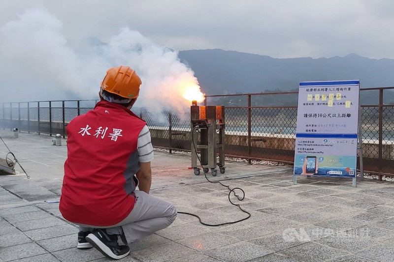 曾文水庫集水區19日出現零星降雨,經濟部水利署人工增雨作業團隊下午在壩頂施放1支焰劑,但可能雲層不夠厚,降雨情況不明顯。(南區水資源局提供)中央社記者楊思瑞台南傳真 110年4月19日