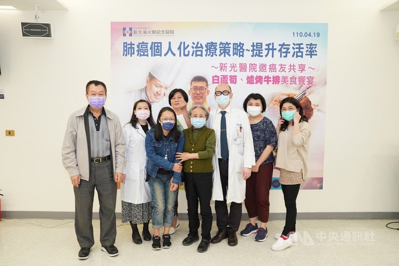 新光醫院胸腔外科主任張益誠(右3)19日表示,每名病患癌症期別及身體狀況都不同,因此推「醫病共享決策」。(新光醫院提供)中央社實習記者黃嫊雰傳真 110年4月19日