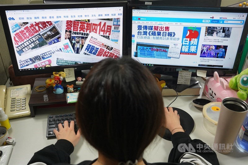 香港壹傳媒晚間宣布,19日與某家「獨立第三方」訂立「不具法律約束力」的諒解備忘錄,建議出售資產含台灣蘋果日報在內的旗下子公司所有股份。中央社記者孫仲達攝 110年4月19日
