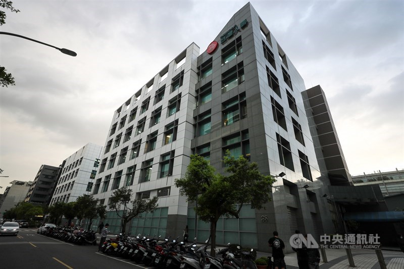 香港壹傳媒晚間宣布,19日與某家「獨立第三方」訂立「不具法律約束力」的諒解備忘錄,建議出售資產含台灣蘋果日報在內的旗下子公司所有股份。這項宣布被視為將出售台灣蘋果日報。圖為壹傳媒位於台北市內湖區的辦公大樓現況。中央社記者裴禛攝 110年4月19日