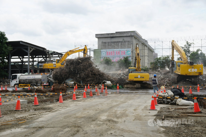 台北市議員王世堅19日指出,台北第一果菜批發中繼市場工程延宕,北市府稱4月完工,至今卻遙遙無期,相關局處還把問題推給攤商、施工廠商,北市府應檢討。圖為中繼市場工地。中央社記者劉建邦攝 110年4月19日