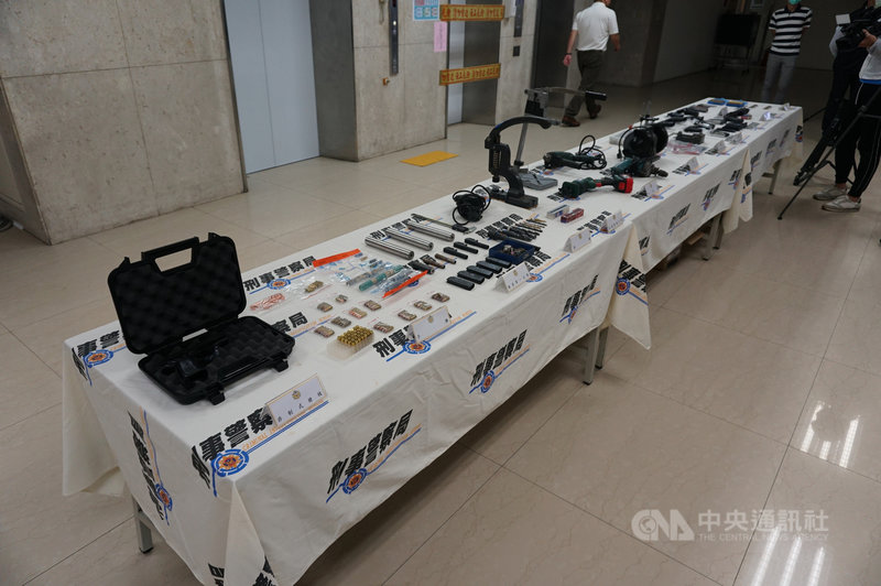 刑事局19日指出,執行今年度第一次「全國同步檢肅非法槍械專案行動」,從3月15日至今緝獲非法槍枝128枝,包含4把制式槍枝等。圖為警方查扣槍彈。中央社記者劉建邦攝 110年4月19日