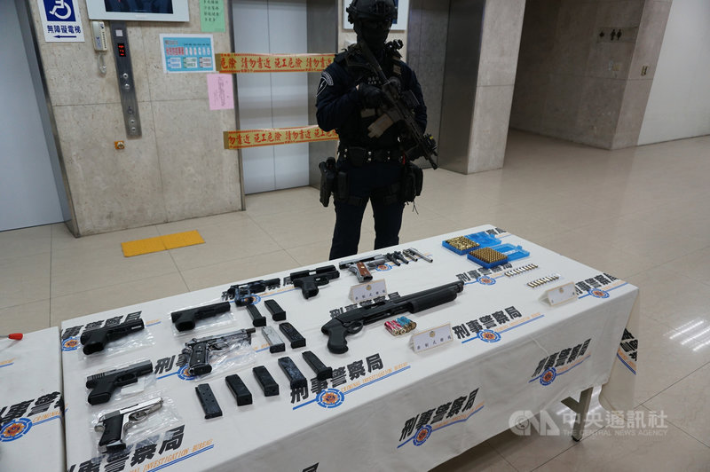 刑事局19日宣布破獲改槍工廠,在新北市淡水區逮捕李姓男子等2人,並查獲改造手槍、霰彈槍、子彈、研磨機及鑽孔機等機具。中央社記者劉建邦攝 110年4月19日