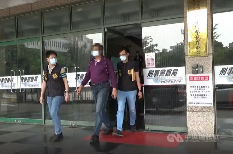 南投縣某選前激烈競爭的鄉農會傳賄選,已當選代表及理事的劉姓被告(中)涉嫌以每票新台幣6000元行賄40 多名農會會員,涉犯農會法行賄罪嫌重大遭羈押禁見。(警方提供)中央社記者蕭博陽南投縣傳真 110年4月19日