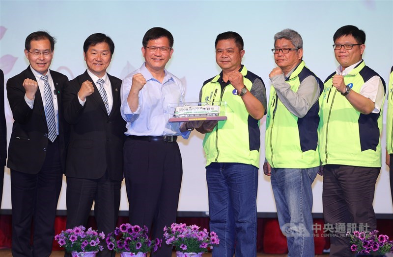 即將卸任的交通部長林佳龍(左3)19日出席感恩惜別會,和台鐵局代理局長祁文中(左2)、台灣鐵路工會代表等人合影。中央社記者謝佳璋攝 110年4月19日