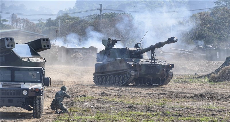 目前陸軍砲兵部隊現役火砲主力,包括M109A2、A5自走砲、M114輪型牽引砲,以及M110A2八吋自走砲。圖為M109A2自走砲車。(中央社檔案照片)