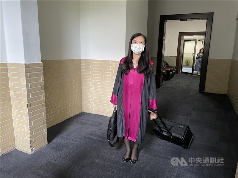 銀行經理諸慶恩被控偽造定存單,判刑後病故,高院19 日開庭,檢察官陳佳秀(圖)說,本案起因富商翁茂鍾與司法人員不當往來造成「失衡的天平」,諸慶恩含冤而死,請求開啟再審。中央社記者劉世怡攝 110年4月19日