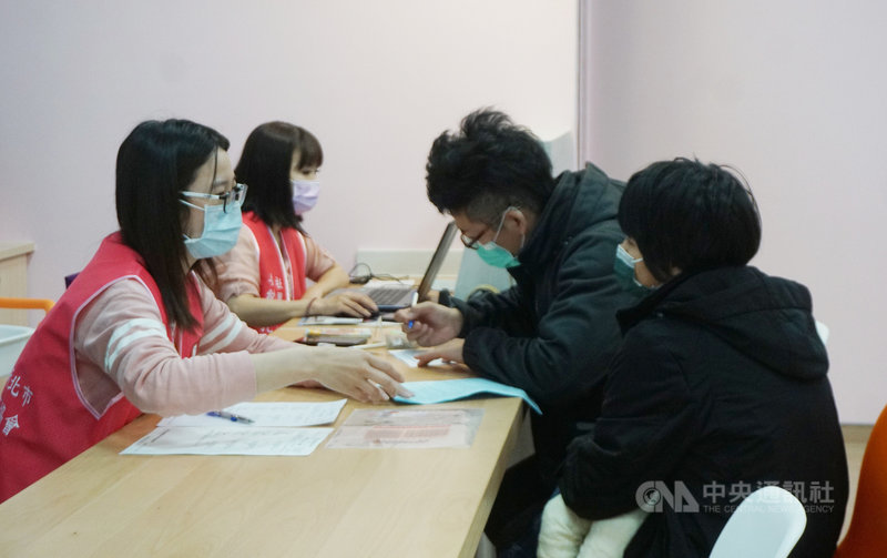 金門縣政府委辦的金城公辦民營托嬰中心19日起報名,不少民眾登記,26日抽籤。縣府表示,托育中心開幕典禮5月7日舉辦,作為送給年輕家長的母親節好禮。中央社記者黃慧敏攝 110年4月19日