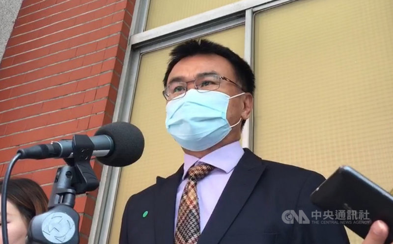 藍委質疑,府院因擔心828反萊豬公投會過,定調8月28 日前不進口萊豬。農委會主委陳吉仲19日赴立法院經濟委員會備詢,會前受訪時說,開放進口是市場導向的結果,符合安全容許量就安全。中央社記者楊淑閔攝 110年4月19日