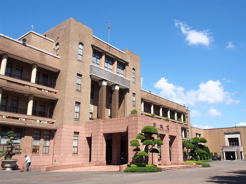 苗栗一名老農取得縣府建照蓋農舍,卻被河川局認定違法,要拆屋並開罰新台幣205萬元。行政院官員19日說,經檢視後已撤銷處分,也將罰款匯還給家屬。圖為行政院。(圖取自維基共享資源;作者Venation,CC BY-SA 3.0)